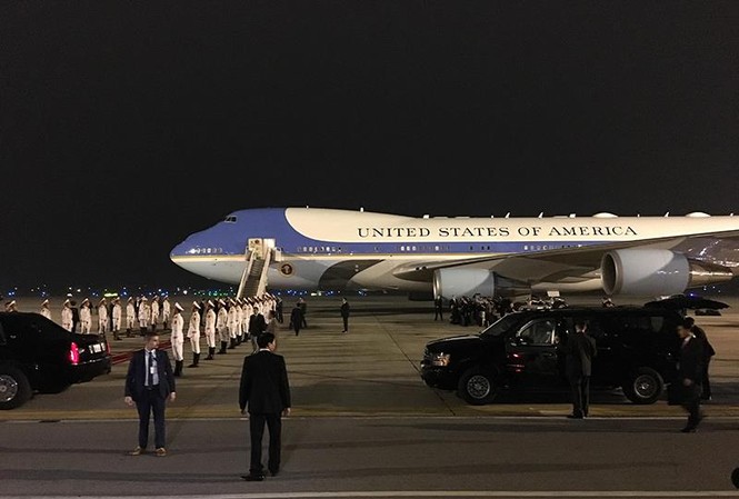Chuyên cơ Air Force One của Tổng thống Mỹ được bảo vệ thế nào tại Nội Bài? Chiếc Air Force One của Tổng thống Mỹ Donald Trump hạ cánh xuống Nội Bài.