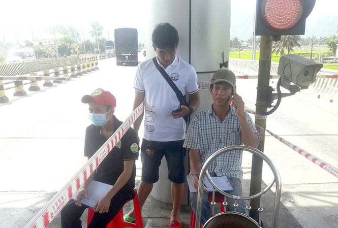 BOT Ninh Lộc thu gần 1 tỷ đồng mỗi ngày Một số người dân cắm chốt đếm xe qua trạm thu phí BOT Ninh Lộc hồi cuối tháng 2 vừa qua.