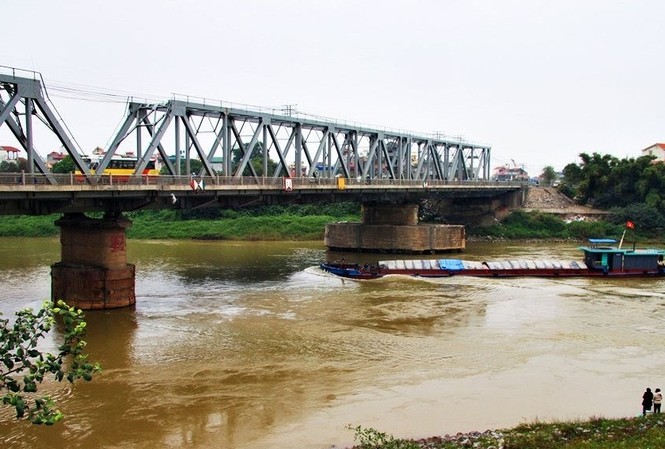 Bộ Giao thông đề xuất xây mới cầu Đuống Cầu Đuống đang trở thành điểm nghẽn với giao thông thủy qua đây.