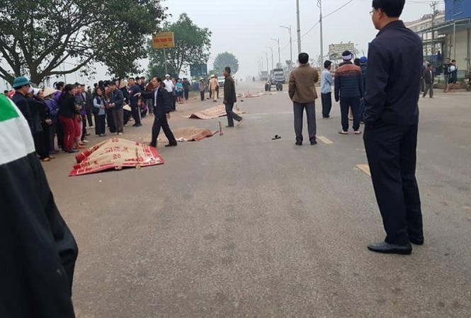 Truy xuất dữ liệu hành trình xe khách tông chết 7 người ở Vĩnh Phúc Hiện trường vụ tai nạn liên hoàn.