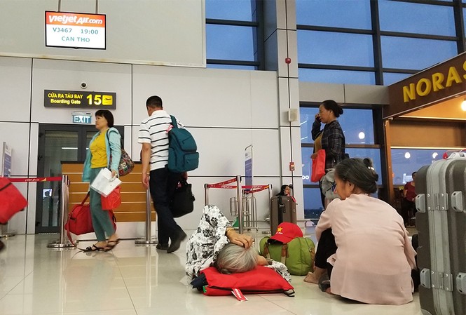 Vietjet lên tiếng vì chậm, huỷ chuyến hàng loạt Hành khách mệt mỏi chờ đợi khi 1 chuyến bay bị chậm khởi hành nhiều giờ sơ với kế hoạch. Ảnh: L.H.Việt
