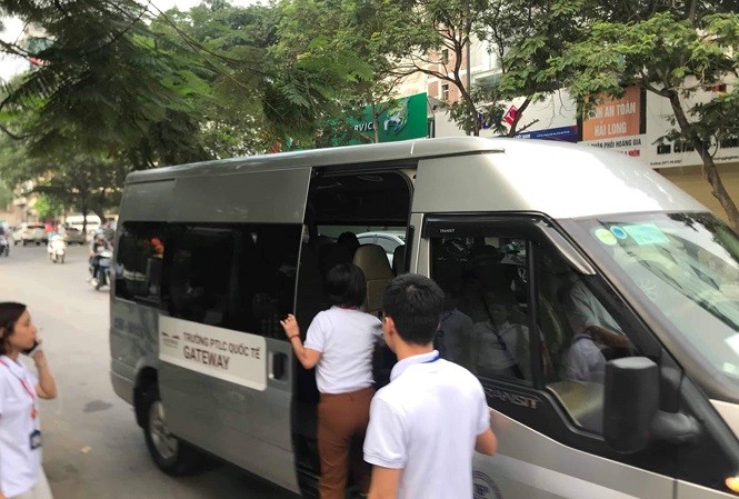 Nhiều xe chở học sinh ở Hà Nội không đủ điều kiện Xe đưa đón học sinh tại trường Gateway sau vụ học sinh 6 tuổi bị bỏ quên và tử vong trên xe.