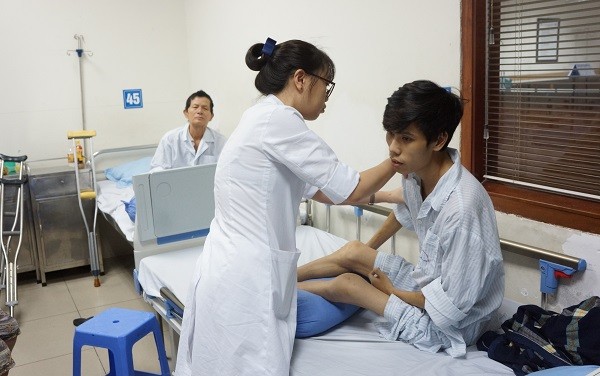 Tấm thẻ duy trì sự sống Bệnh nhân Nguyễn Văn Tuyên, với 26 năm gắn bó và duy trì sự sống nhờ thẻ BHYT.