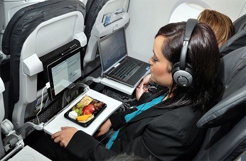 Lần đầu tiên thí điểm wifi cho hành khách trên máy bay Lần đầu tiên thí điểm wifi cho hành khách trên máy bay