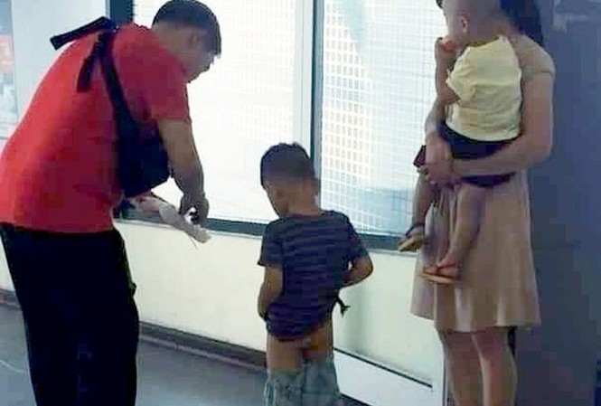 Xôn xao hình ảnh cậu bé tè giữa ống lồng lên tàu bay Ảnh Fb: Khang Nguyen.