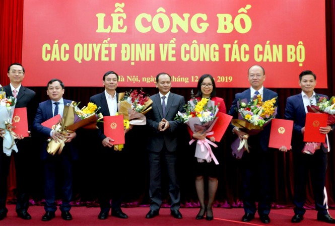 Điều chuyển, hạ cấp lãnh đạo Cục Đường thủy sau vụ 'quỹ đen' Ông Hoàng Hồng Giang (thứ 2 từ trái sang) bị điều chuyển khỏi Cục Đường thủy nội địa và hạ chức từng cục trưởng xuống làm Cục phó Cục Hàng hải Việt Nam. Ảnh: MT.