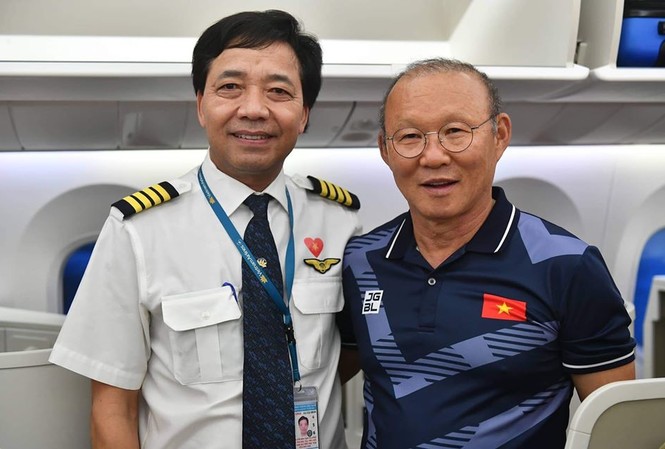 Cơ trưởng chuyến bay chở các nhà vô địch kể những chuyện lạ Cơ trưởng - Phó Tổng GĐ VNA Nguyễn Hồng Lĩnh cầm lái chuyên cơ