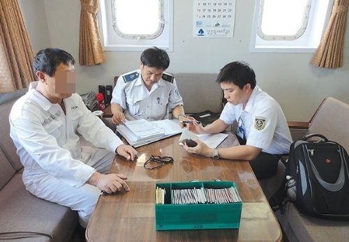Hạn chế tối đa thuyền viên tàu nước ngoài lên bờ Kiểm tra thuyền viên tàu nước ngoài cập cảng Việt Nam. Ảnh minh hoạ.