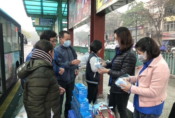 Toàn quốc dừng xe khách tuyến Trung Quốc, hạn chế khách xe buýt Phát khẩu trang miễn phí cho khách đi xe buýt tại Hà Nội. Ảnh: BGT.