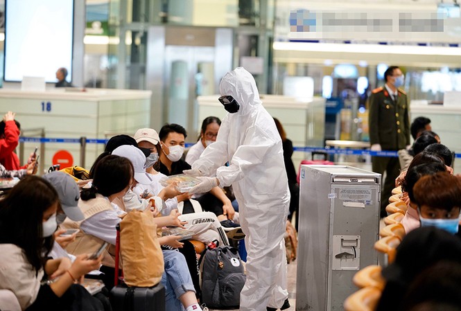 Hôm nay, Nội Bài đón hơn 1.100 khách đến từ vùng dịch Covid-19 Dự kiến hôm nay có thêm gần 2.000 khách quốc tế về Nội Bài, đa số là người Việt.