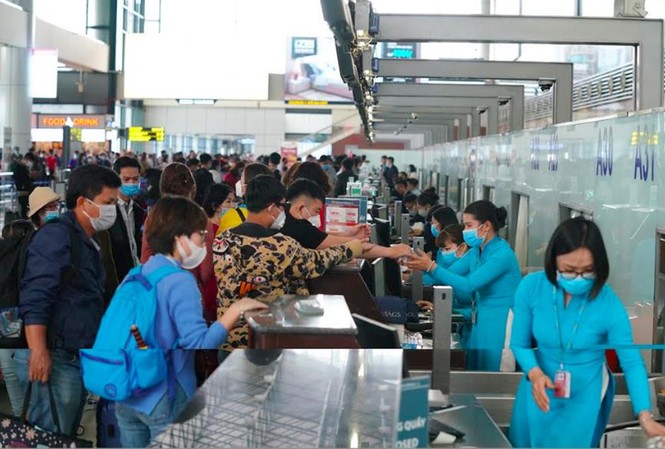 Một số nhân viên phục vụ tại sân bay Nội Bài phải cách ly do khách được phát hiện nhiễm COVID-19.