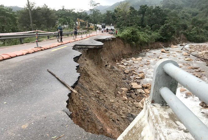 Nhiều tuyến quốc lộ qua miền Trung ngập sâu, sạt lở, đứt mạch giao thông Đường Hồ Chí Minh qua các tỉnh miền Trung, Tây Nguyên liên tục sạt lở do mưa lũ.