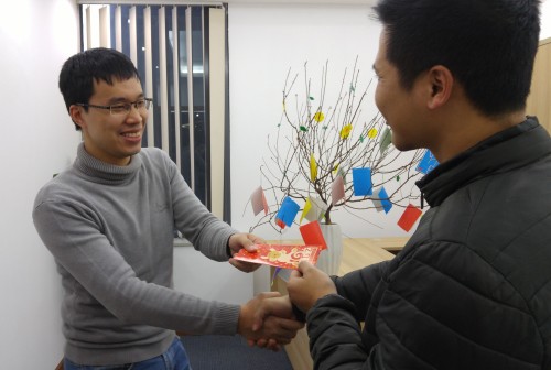 Những sự cố xông đất nhớ đời ngày đầu năm Xông đất đầu năm là tục lệ của nhiều gia đình Việt. Ảnh: Công Tâm.