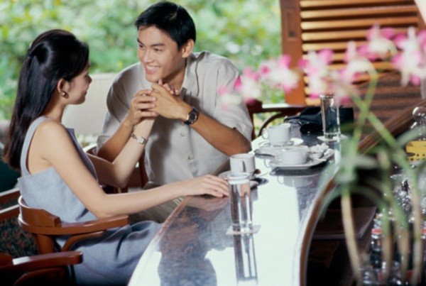 Hoang mang không biết “tình yêu đẹp” với “phi công trẻ” là thật hay đào mỏ? Ảnh minh họa: Internet