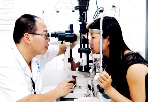 Người tham gia BHYT được 'nới lỏng' những quy định nào khi đi khám? BS Hoàng Cương, BV Mắt TƯ đang khám bệnh cho bệnh nhân. Ảnh minh hoạ: Internet