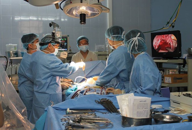 Thế giới đánh giá cao kỹ thuật vá tim khi tim vẫn đập của Việt Nam GS.TS Lê Ngọc Thành thực hiện nội soi vá thông liên nhĩ toàn bộ tại Trung tâm tim mạch BV E. Ảnh: TX
