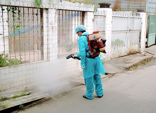 Nhiều người dân Hà Nội “mặc kệ” dịch sốt xuất huyết bùng phát Phun hoá chất diệt muỗi là một trong những biện pháp hữu hiệu phòng chống dịch bệnh SXH. Ảnh minh hoạ: Internet