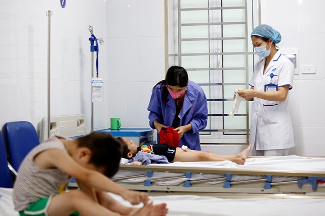 Y sĩ vụ Các bé trai bị lây nhiễm sùi mào gà đang điều trị tại BV Da liễu TƯ. Ảnh: Như Ý