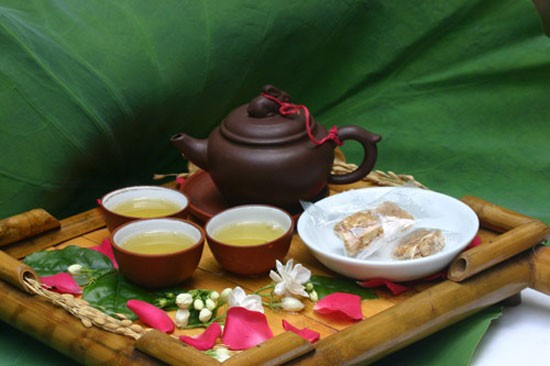 Muốn thận khoẻ, hãy ăn uống những thực phẩm này Nước sắc lá sen tươi, trần bì, uống như nước chè tốt cho thận. Ảnh minh hoạ: Internet