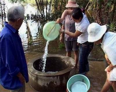 Cách khử trùng nước bị nhiễm bẩn sau mưa lũ Khi phải dùng nước sông, suối, ao, hồ hoặc nước giếng bị nhiễm bẩn sẽ làm trong bằng phèn chua hòa vào nước. Ảnh minh hoạ: Internet