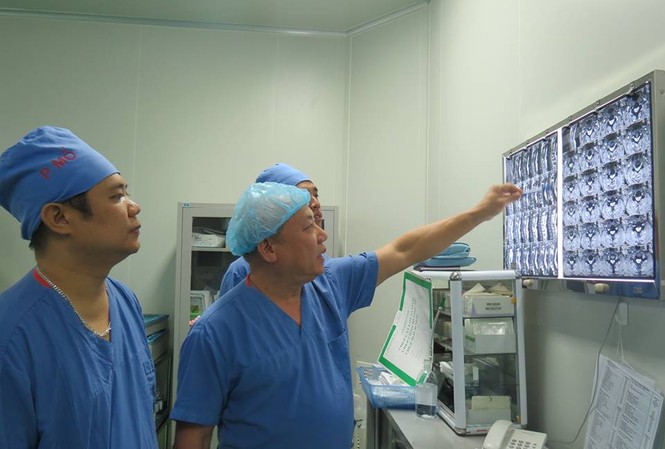 Thêm cơ hội phục hồi cho người bị thoát vị đĩa đệm cột sống cổ Các chuyên gia xem phim chụp hình ảnh thoát vị đĩa đệm đốt sống cổ của bệnh nhân trước giờ phẫu thuật