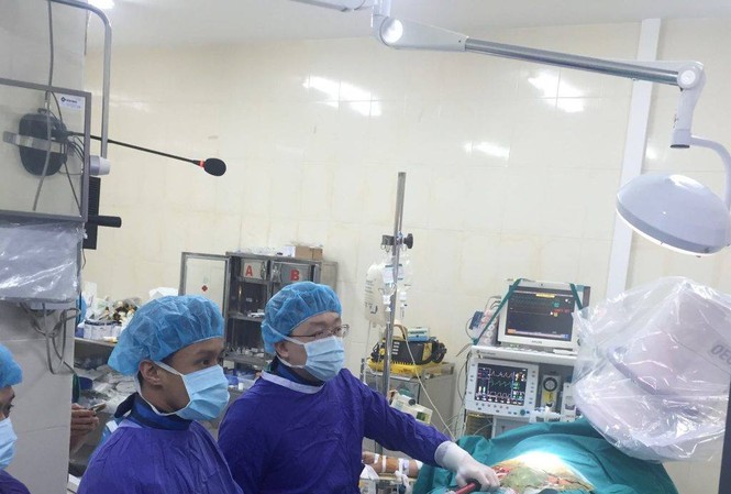 Cứu bệnh nhân vỡ tim 10 phần chết 9 vì TNGT Hình ảnh đặt stent-graf ĐMC cấp cứu cho bệnh nhân S. Ảnh: BV Việt - Đức cung cấp