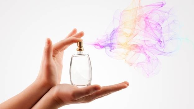 Dùng nước hoa theo cách này có thể gây vô sinh Xịt nước hoa ở 'vùng kín' hoặc dùng băng vệ sinh có mùi thơm rất dễ kích thích vi khuẩn phát triển, dẫn đến các bệnh viêm nhiễm phụ khoa, thậm chí gây vô sinh. Ảnh minh hoạ: Internet