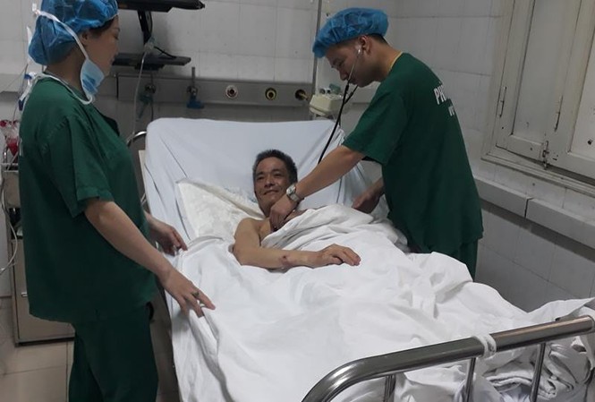 Cứu sống ca bệnh 'người bóng' cực hiếm gặp trên thế giới Các BS kiểm tra sức khoẻ cho bệnh nhân Hà Xuân Hạnh sau ca phẫu thuật