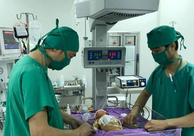 Bé sơ sinh 16 ngày bỏ bú, khó thở, ai ngờ bị u tim 10cm Bệnh nhi hiện vẫn đang được chăm sóc đặc biệt tại bệnh viện.