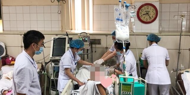 Bé trai sống sót kỳ diệu sau cú ngã đập đầu 'trí mạng' khi tập xe đạp Bé M đang hồi phục tốt sau ca phẫu thuật. Ảnh: BS Hoàng Công Tình