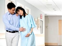 Chết đứng gặp cảnh chồng chưa cưới dìu bồ trẻ đến bệnh viện phụ sản Ảnh minh họa: Internet