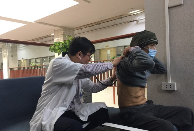 Sau khi hóc xương, người đàn ông thập tử nhất sinh vì 'ho ra máu sét đánh' BS khám lại cho bệnh nhân V. Ảnh: BV Bạch Mai cung cấp