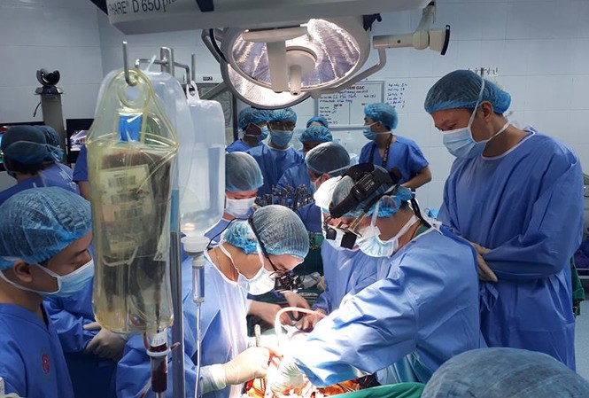 Hành trình xuyên Việt của trái tim thanh niên 27 tuổi hiến tặng 'người dưng' Các BS đang thực hiện ca ghép tạng