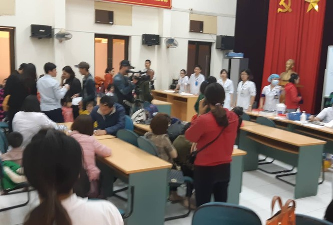 'Ăn thịt bẩn, gà thối': 400 trẻ Bắc Ninh về Hà Nội xét nghiệm bệnh Số lượng trẻ đến xét nghiệm quá đông nên BV Nhiệt đới Trung ương phải sử dụng cả Hội trường để làm nơi đón tiếp.