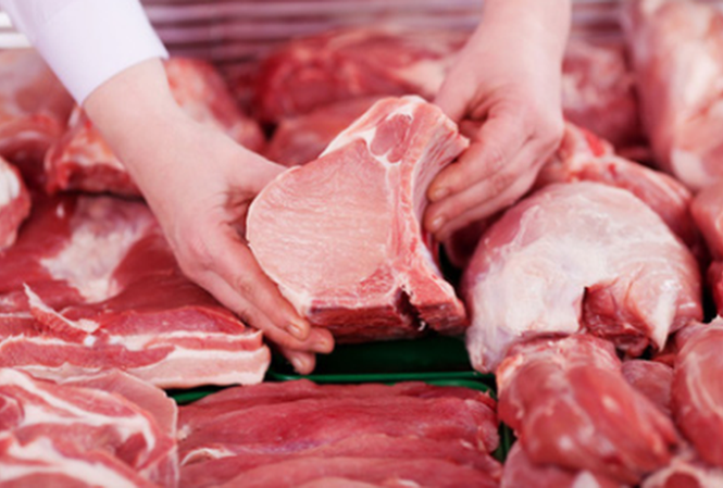 Cách nhận biết thịt bị nhiễm bệnh tả lợn Châu Phi Nếu thịt có màu lạ như nâu, xám, đỏ thâm, xanh nhạt, phần bì lấm chấm xuất huyết, tai lợn bị tím, khi chạm tay thấy chảy nhớt, rỉ nước... thì là thịt ôi hoặc thịt lợn mắc bệnh. Ảnh minh hoạ: Internet