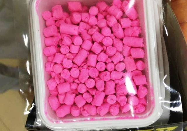 Mẹ thấy con trai 26 tháng ăn thuốc chuột mà ngăn không kịp Loại thuốc diệt chuột có màu hồng nhìn rất hấp dẫn mà trẻ ăn phải.