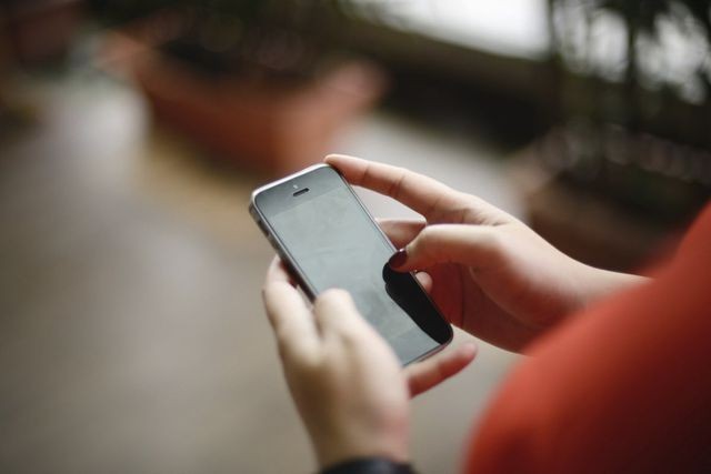 Bí mật trong điện thoại của chồng khiến vợ trẻ chết lặng Ảnh minh hoạ: Internet
