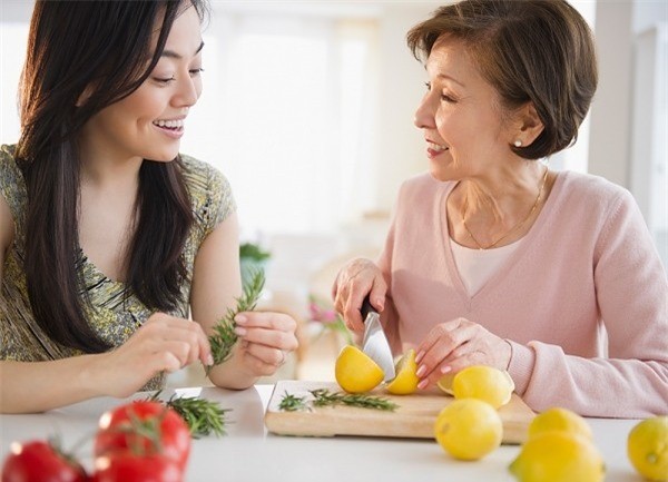 Chọc tức vợ mới, vợ cũ diễn bài 'mặt trơ', lăn xả vào đòi chăm sóc bố mẹ chồng Ảnh minh họa: Internet