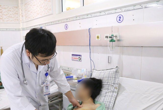 Bác sỹ hút hơn nửa lít máu tươi cứu nam thanh niên đứt dây chằng phổi Bác sỹ kiểm tra sức khỏe cho bệnh nhân H.