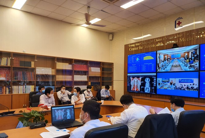 Đầu tháng 9 khám chữa bệnh từ xa chống COVID-19: BHYT chi trả thế nào? Các chuyên gia của Bệnh viện Đại học Y Hà Nội tại một buổi hội chẩn khám chữa bệnh từ xa với tuyến dưới