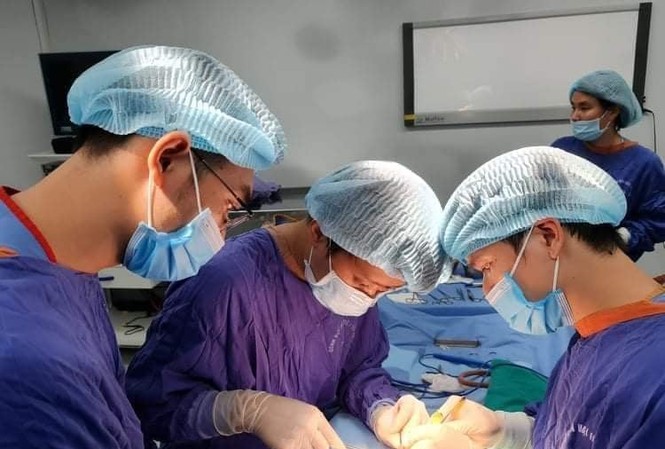 Kinh hoàng người đàn ông Hà Nội có khối u hơn 5kg 'chạy' trong ổ bụng Các BS Bệnh viện Ung bướu Hà Nội đang phẫu thuật cho bệnh nhân có khối u bụng khủng lồ. Ảnh: BV cung cấp