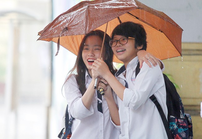 Khoảnh khắc xúc động của sĩ tử sau môn thi cuối cùng Khoảnh khắc xúc động của sĩ tử sau môn thi cuối cùng