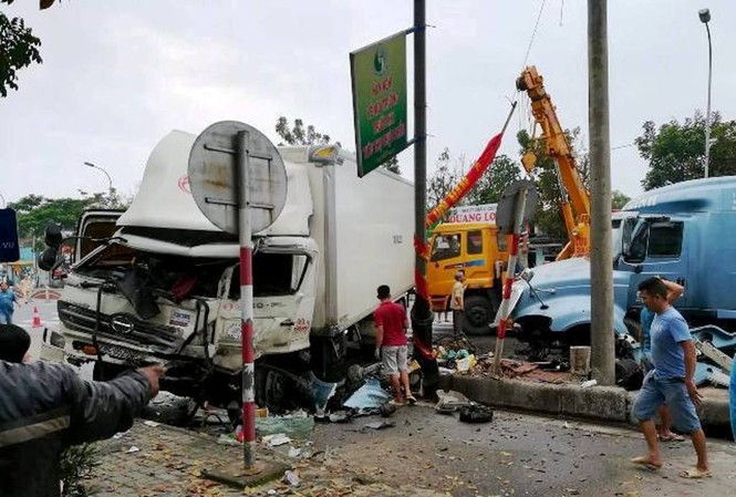 Ô tô tải và xe container toác đầu sau cú đâm như phim Ô tô tải và xe container toác đầu sau cú đâm như phim