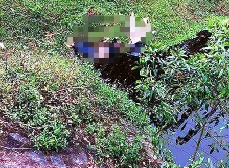 Thót tim phát hiện hai thanh niên cùng tử vong dưới chân cầu Hiện trường nơi phát hiện hai thanh niên tử nạn dưới chân cầu Thiềm. Ảnh: Phạm Tây