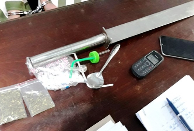 Bắt nhóm đối tượng chuyên dùng hàng nóng “giao dịch” ma túy sau 0 giờ Hung khí và ma túy do công an thu giữ được từ nhóm đối tượng do Thọ cầm đầu