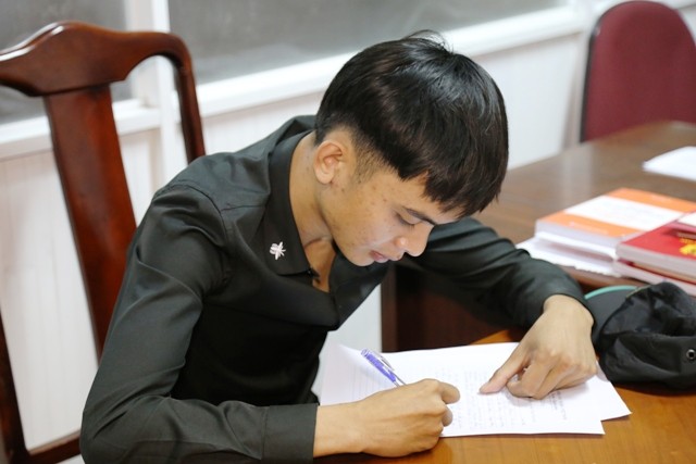 Dùng dao đâm người vì nghi ngờ chia rẽ tình cảm Dùng dao đâm người vì nghi ngờ chia rẽ tình cảm