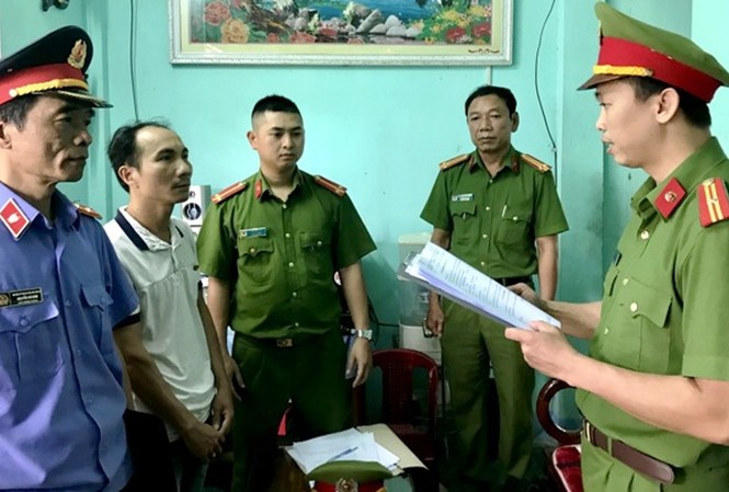 Thêm hai đối tượng trong đường dây đánh bạc 100 tỷ qua mạng sa lưới Đọc lệnh khởi tố, bắt tạm giam Tôn Thất Hoài Việt - một trong 10 đối tượng tham gia đường dây đánh bạc và tổ chức đánh bạc qua mạng với số tiền gần 100 tỷ đồng tại TT-Huế vừa bị công an triệt phá.