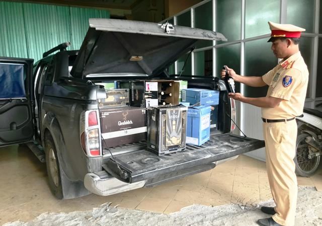 Phát hiện, bắt giữ hàng trăm chai rượu lậu trên ô tô bán tải Xe bán tải chở hơn 450 chai rượu ngoại nhập lậu, khi đến địa bàn TT-Huế thì bị phát hiện, bắt giữ