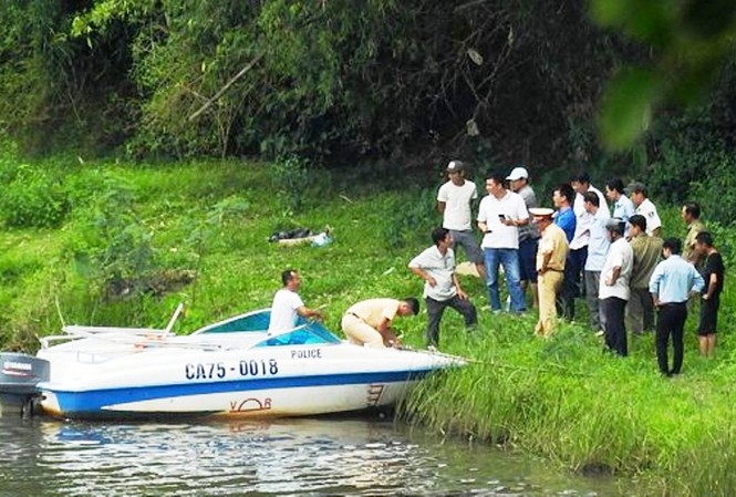 Phát hiện một người nước ngoài tử vong trên sông Hương Lực lượng chức năng tại Huế kiểm tra hiện trường, xác định danh tính nạn nhân, điều tra nguyên nhân vụ việc