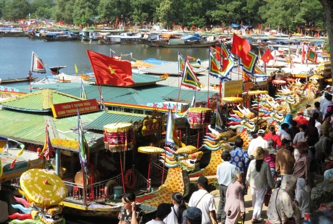 Xem lễ hầu đồng, nam thanh niên rơi xuống sông Hương tử vong Lễ hội điện Hòn Chén hàng năm tại TT-Huế luôn thu hút đông du khách, người dân, người thờ Thánh Mẫu đến hành hương, dâng lễ. Ảnh tư liệu